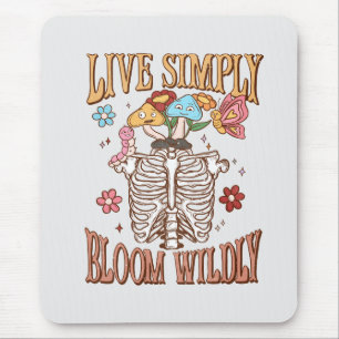 Lebe einfach, blühe wild – Skelett & Pilze  Mousepad