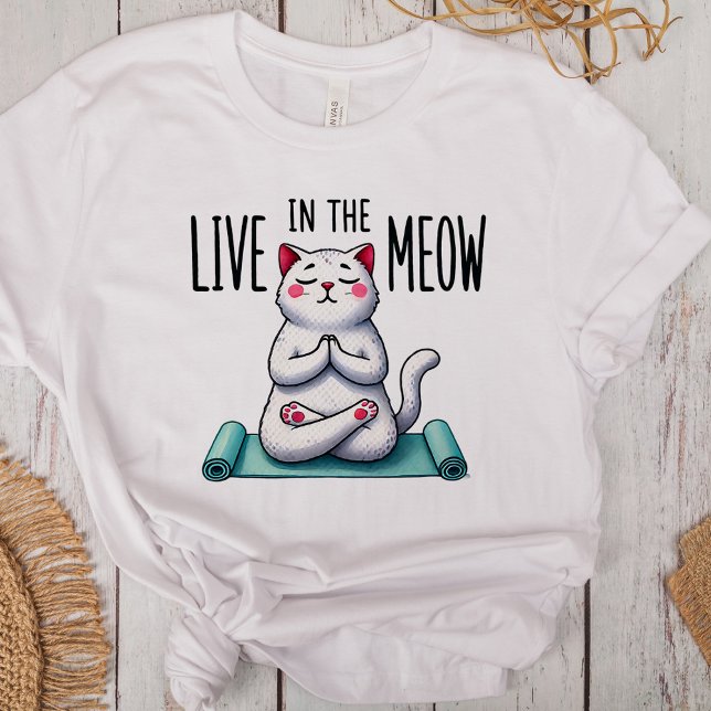 "Lebe in der Meow" Funny Cat Liebhaber Tri-Blend Shirt ("Live in the Meow" Funny Cat Lovers Tri-Blend Shirt on a desk with boho decoration)