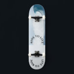 LEBEN AUF DER Skateboard<br><div class="desc">wenn Sie die Freiheit & Skateboarding genießen, ist dieses Skateboard für Sie! Machen Sie dieses Skateboard zu Ihrem eigenen, indem Sie Ihren Text hinzufügen. Um auf erweiterte Bearbeitungstools zuzugreifen, gehen Sie bitte zu "Personalisieren Sie diese Vorlage" und klicken Sie auf "Details", scrollen Sie nach unten und drücken Sie den Link...</div>