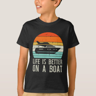 Leben besser auf Boot Sonnenuntergang Retro Yacht  T-Shirt