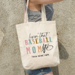 LEBEN DIESER BASEBALEN MAMA TRAGETASCHE<br><div class="desc">Machen Sie sich bereit, Ihren Baseball-Mama-Stolz mit unserer köstlichen Tasche zu zeigen: ein elegantes modernes Schriftart-Sprichwort "Living the baseball Mom life" mit Kalligraphie-Akzenten in sanften Pastellfarben. Wir haben einen besonderen Platz verlassen, nur für den Namen Ihres Teams, der es Ihnen ermöglicht, dieses Design zu personalisieren und es wirklich zu Ihrem...</div>