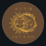 Leben durch die Sonne Liebe am Mond Runder Aufkleber<br><div class="desc">Leben Sie durch die Sonne Liebe durch das Mondgeschenk. Perfektes Geschenk für Ihren Vater,  Mama,  Papa,  Männer,  Frauen,  Freunde und Familienmitglieder am Erntedank Tag,  Weihnachten,  Muttertag,  Vatertag,  4. Juli,  1776 Unabhängiger Tag,  Veteranen Tag,  Halloween,  Patrick's Day</div>