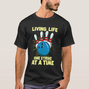 Leben ein Angriff auf eine Zeit L Bowling Button T-Shirt