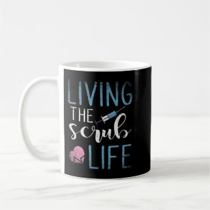 Leben in der Scrub-Krankenschwester Wenn Sie einen Kaffeetasse
