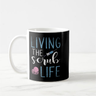 Leben in der Scrub-Krankenschwester Wenn Sie einen Kaffeetasse