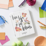Leben in voller Blüte Motivierend Zitat iPad Hülle<br><div class="desc">Eine aufregende Botschaft mit diesem modernen Design mit vereinfachenden Blätter und Blumen in einem Mix aus hübschen Pastellfarben und eleganter schwarzer Typografie Live Life In Full Bloom auf weißem Hintergrund,  die auf Wunsch in eine andere umgeschaltet werden kann. Personalisieren Sie sich einfach mit Ihrem Namen.</div>