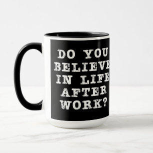 Leben nach der Arbeit auf schwarz Tasse