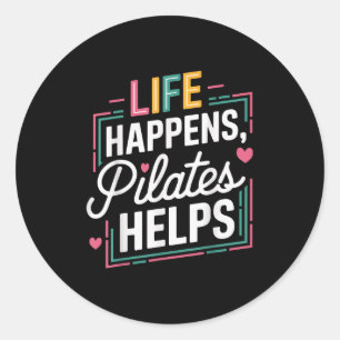Leben passiert Pilates hilft Funny Motivierend Say Runder Aufkleber