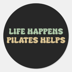Leben passiert Pilates hilft   Workout Motivation Runder Aufkleber