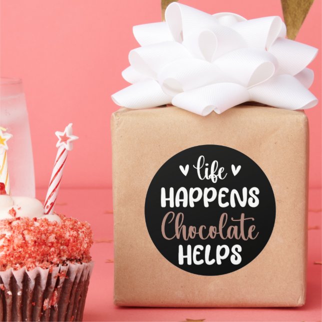 Leben passiert Schokolade hilft Positivität Typogr Runder Aufkleber (Party)