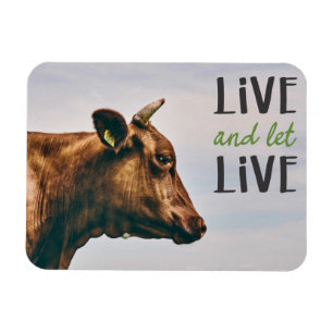 Lebend und gelassen mit braunem Kuhportrait vegan Magnet