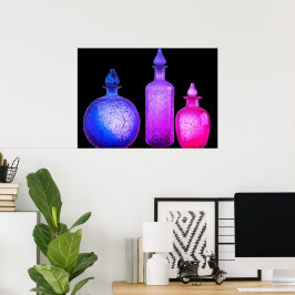 Lebendige farbige Glasparfümflaschen an einer Wand Poster