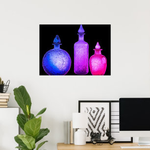 Lebendige farbige Glasparfümflaschen an einer Wand Poster