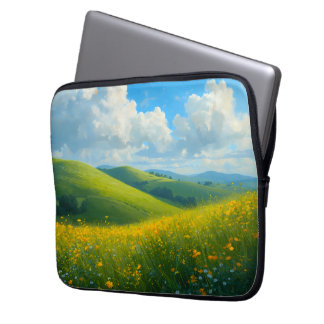 Lebendige grüne Hügel und gelbe Blumen Landschaft  Laptopschutzhülle