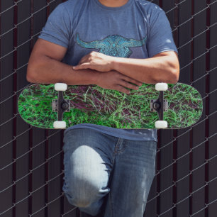 Lebendige grüne Waldmoos-Feinzweige-Textur-Foto Skateboard