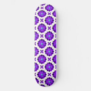 Lebendige lila Blumen und Blattmotive Skateboard