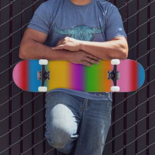 Lebendige mehrfarbige Regenbogen-Verlaufsstreifen Skateboard