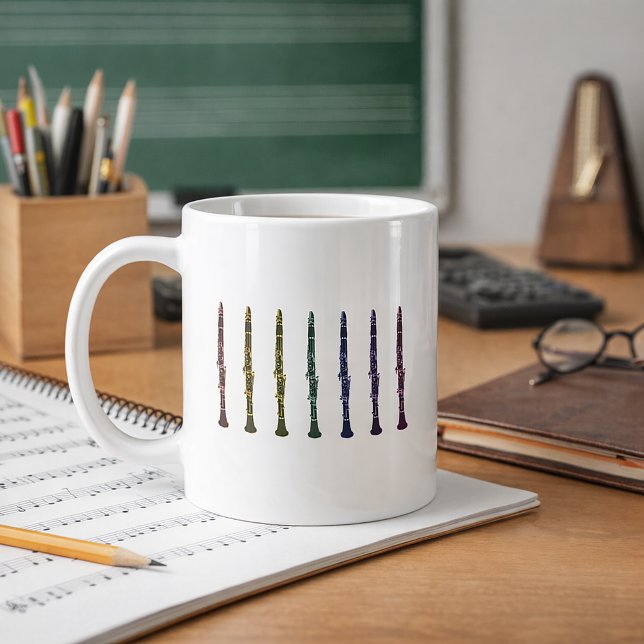 Lebendige Regenbogen-Klarinetten-Kunst-Orchester-B Kaffeetasse (A mug with a line up of clarinets in red, orange, yellow, green, blue, purple and pink.)
