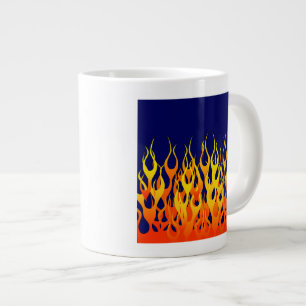 Lebendige Rennflammen auf Marineblau Jumbo-Tasse