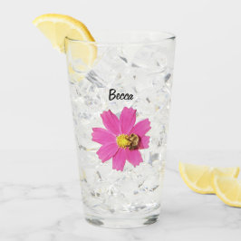 Lebendige Rosa Kosmos-Blume mit Personalisierter B Glas
