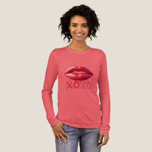 Lebendige rote Lippen mit XOXO-Design Tri-Blend Shirt