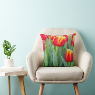 Lebendige rote und gelbe Tulpen im Frühlingsgarten Kissen