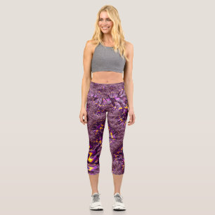 Lebendige Trippy Lila Gelbe Groovy Fraktal Kunst Capri Leggings