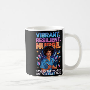 Lebendige widerstandsfähige Krankenschwester rette Kaffeetasse