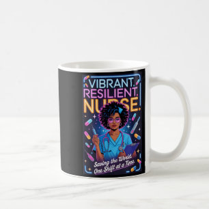 Lebendige widerstandsfähige Krankenschwester rette Kaffeetasse