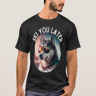 Lebendiger Husky mit Skibrille auf Skipisten T-Shirt