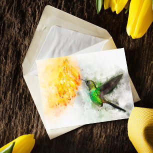 Lebendiger Kolibri und gelbe Blumen in Wasserfarbe Postkarte
