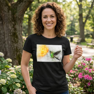 Lebendiger Kolibri und gelbe Blumen in Wasserfarbe T-Shirt