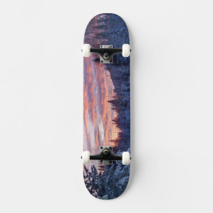 Lebendiger Sonnenuntergang malt den Himmel über wi Skateboard