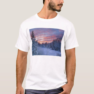 Lebendiger Sonnenuntergang malt den Himmel über wi T-Shirt