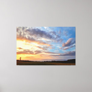 Lebendiger Sonnenuntergang über offenem Feld 1 Leinwanddruck