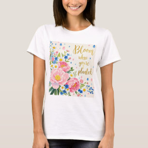 Lebendiger Wasserfarbenstrauß aus Pfingstrosen und T-Shirt