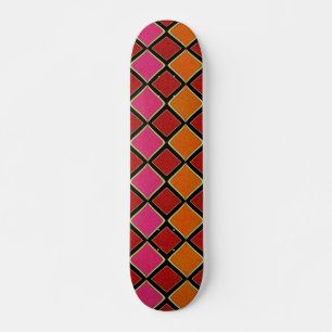 Lebendiges Harlekin-Diamantmuster in Rot, Orange, Skateboard