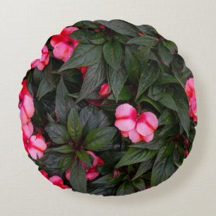 Lebendiges Rosa New Guinea Impatiens-Blumenmuster Rundes Kissen