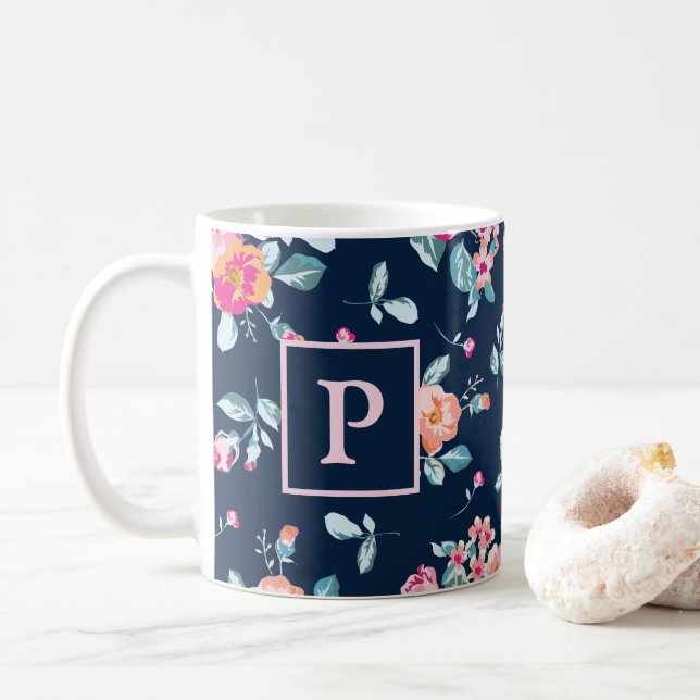 Lebendiges Rosarot Blumenmuster Monogramm Kaffeetasse (Mit Donut)