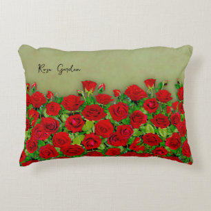 Lebendiges rotes Rosengarten-Blumenmuster Dekokissen
