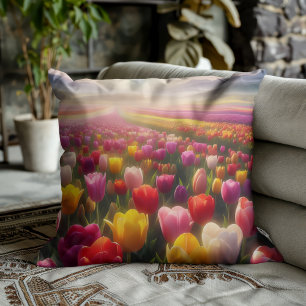 Lebendiges Tulpenfeld in voller Blüte Kissen