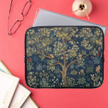 Lebensbaum Laptopschutzhülle<br><div class="desc">Baum des Lebens von William Morris. Der "Baum des Lebens" ist eines der bekanntesten Werke von William Morris. In diesem wunderbaren Wandteppich, dessen symbolische Bedeutung nach der biblischen Geschichte von Adam und Eva immerwährendes Leben oder Unsterblichkeit ist, kann man seine Liebe zum Detail leicht erkennen. William Morris (24. März 1834...</div>