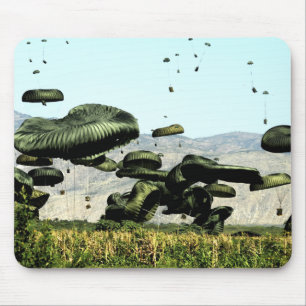 Lebensmittel- und Wassermengen werden in Luft geli Mousepad