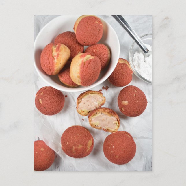 Lebensmittelfotografie Strawberry Craquelin Choux  Postkarte (Vorderseite)