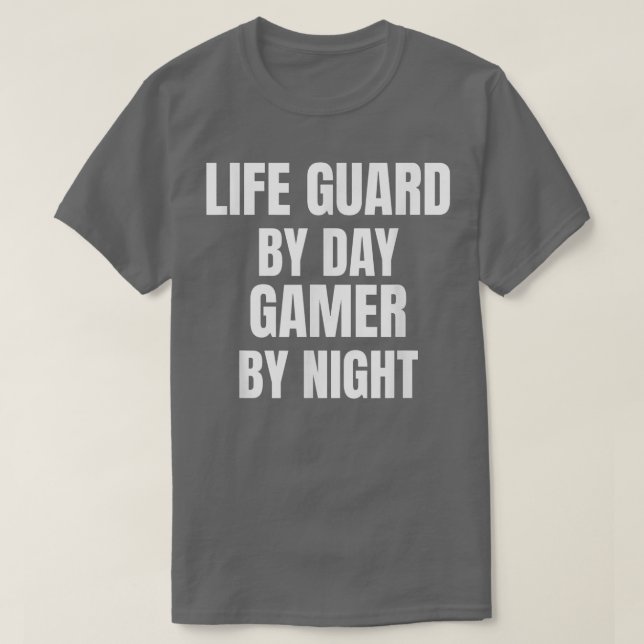 Lebenswächter am Tag Gamer an Nacht T-Shirt (Design vorne)