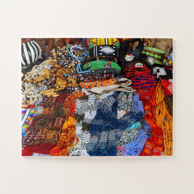 Lebhafte afrikanische Kleider auf einem lokalen Ma Puzzle (Horizontal)