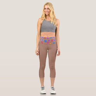Lebhafte Blume auf Mocha-Mousse Capri Leggings
