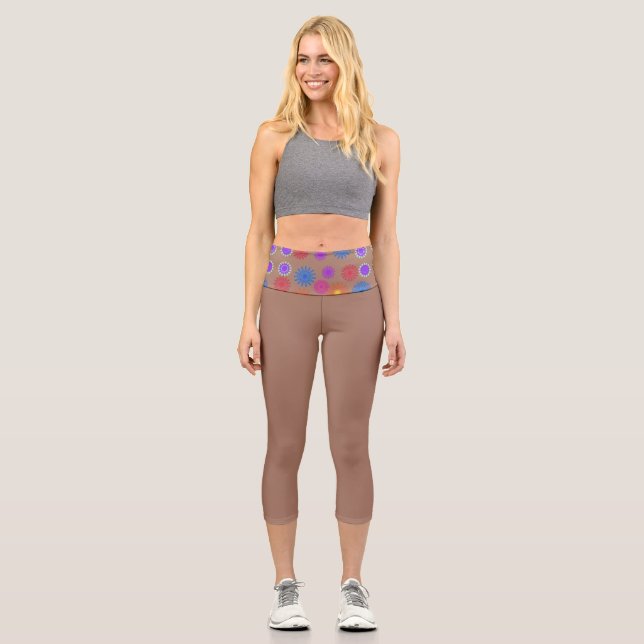 Lebhafte Blume auf Mocha-Mousse Capri Leggings (Vorderseite)