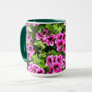 "Lebhafte Blüten: heiß rosa Geranien auf den Lush  Tasse