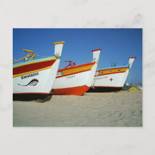 Lebhafte Fischerboote am Strand der Algarve Postkarte